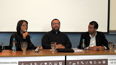 Martinha Clarete Dutra dos Santos (Ministrio da Educao), est falando na Mesa de Polticas Pblicas em Tecnologia Assistiva; ao seu lado esto Fernando Ribeiro ( Secretaria Nacional de Promoo dos Direitos da Pessoa com Deficincia) e Joelmo Oliveira  (Ministrio de Cincia, Tecnologia e Inovao).